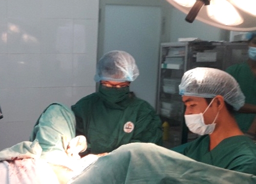 Bác sĩ hồi sức cấp cứu bệnh nhân tại Bệnh viện Huyện Nhà Bè. Ảnh: H.V