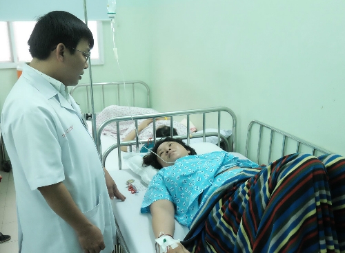 10-bac-si-chi-vien-cuu-san-phu-bi-lon-tu-cung-khi-sinh-1