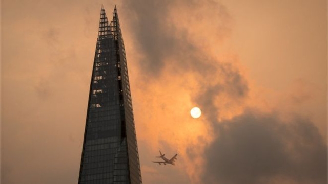 Mặt trời đỏ ở trung tâm thủ đô London, Anh (Ảnh: PA/DOMINIC LIPINSKI)