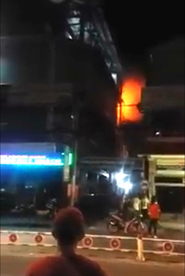 Lửa bùng lên từ căn nhà trong hẻm