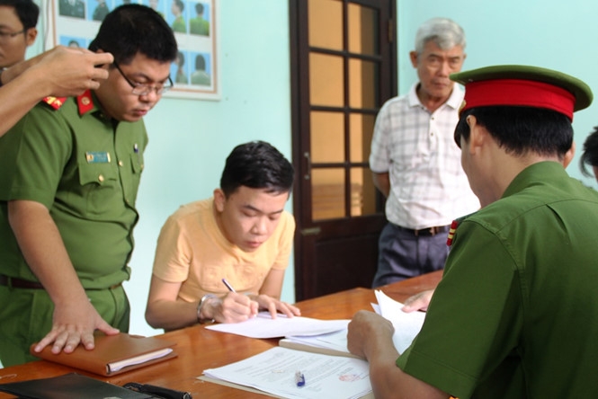 Thịnh ký vào lệnh bắt tạm giam /// Ảnh: Văn Tiến