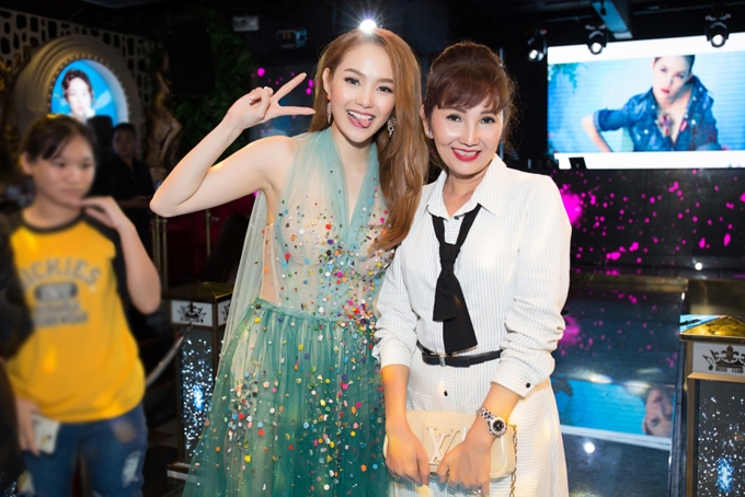 minh-hang-han-gan-bo-me-ve-chung-nha-sau-18-nam-ly-hon