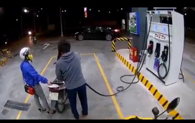 Nhiều ý kiến trái chiều đang tranh cãi việc nhân viên cây xăng Nhật không chào khách