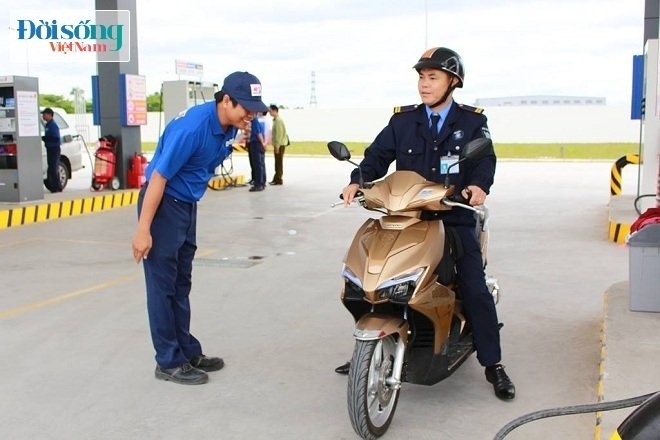Việc cúi chào khách hàng vẫn được diễn ra bình thường