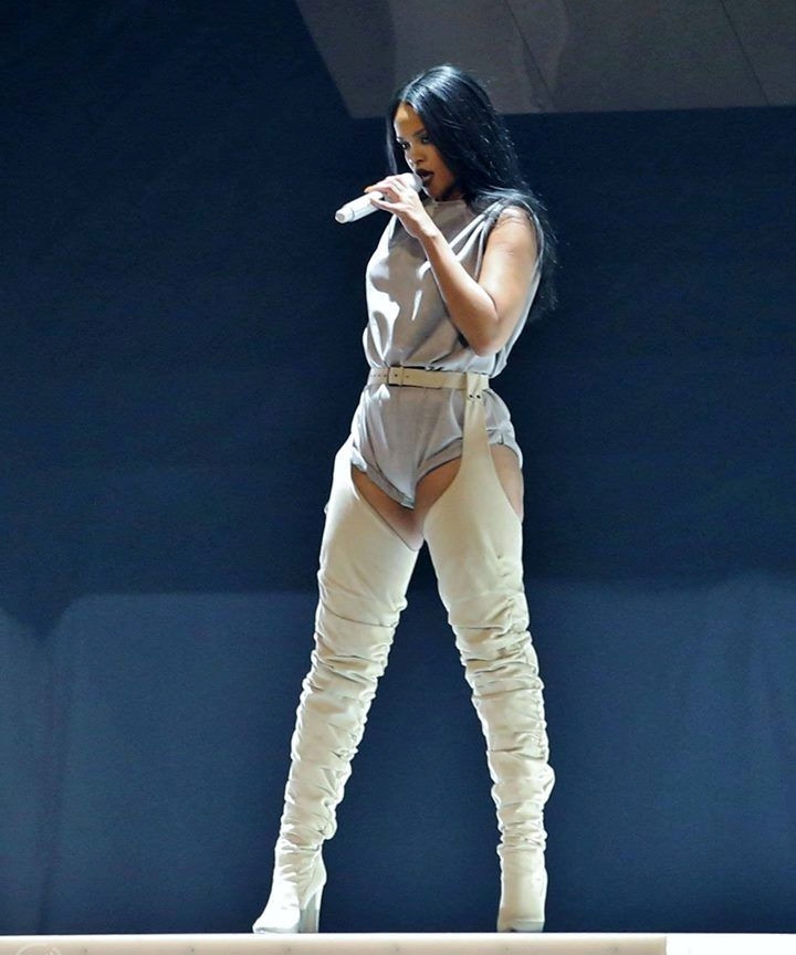 Nhung kieu giay doc la gan mac Rihanna hinh anh 3