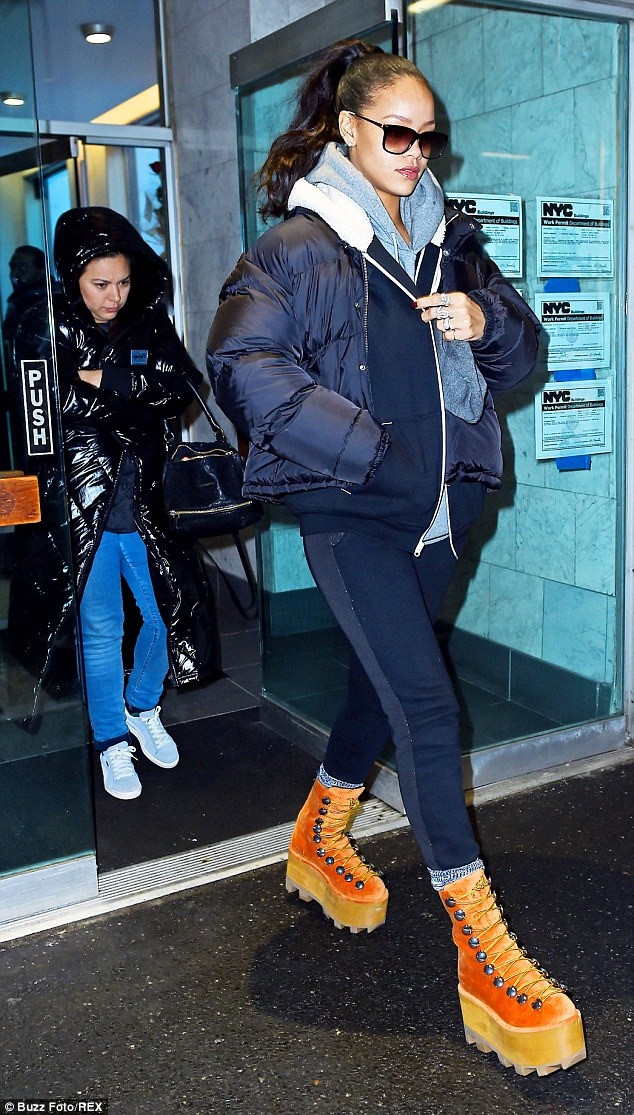 Nhung kieu giay doc la gan mac Rihanna hinh anh 10