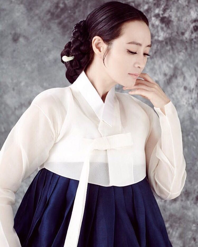 Quyền lực chị đại Kim Hye Soo ở làng phim Hàn: Bạn diễn nam toát mồ hôi hột, cả phim trường nín thinh! - Ảnh 1.