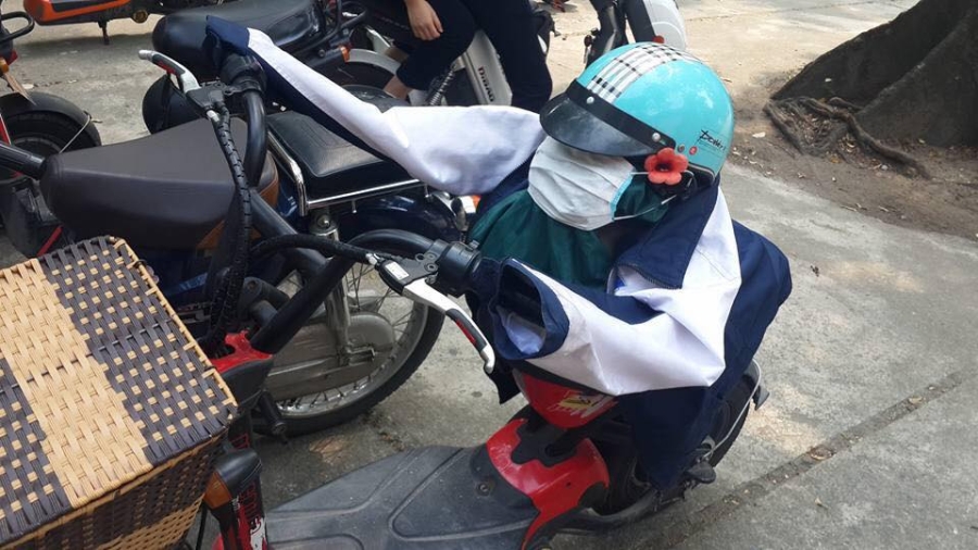 Trò đùa gây tranh cãi trên MXH: Áo khoác, mũ bảo hiểm, khẩu trang của nữ sinh bị độn gạch bẩn để tạo hình - Ảnh 2.
