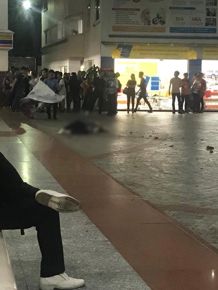 Trường Hutech đóng kín cổng sau khi một nam sinh viên tử vong thương tâm vì bê tông từ trên cao rơi trúng đầu - Ảnh 2.