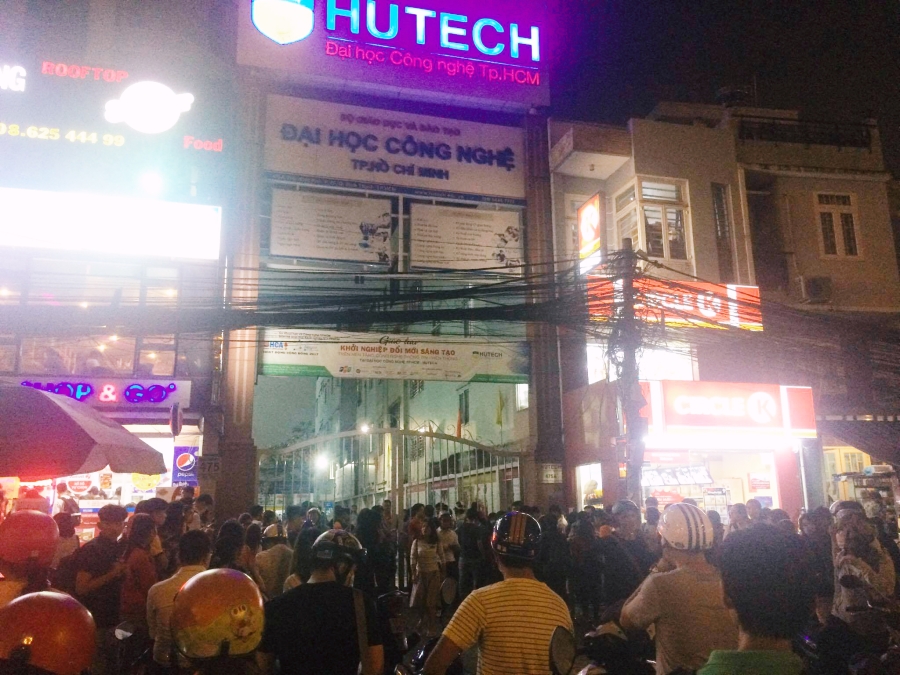 Trường Hutech đóng kín cổng sau khi một nam sinh viên tử vong thương tâm vì bê tông từ trên cao rơi trúng đầu - Ảnh 3.