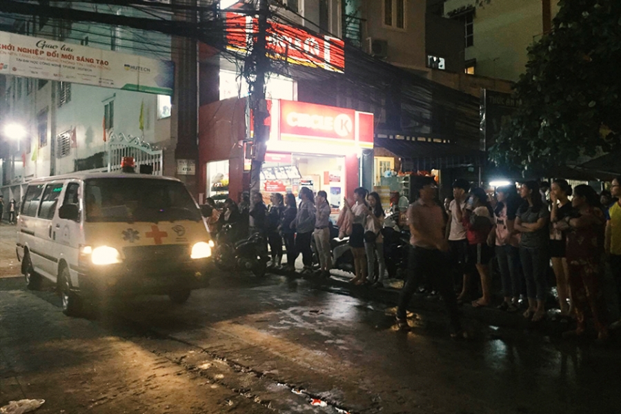 Trường Hutech đóng kín cổng sau khi một nam sinh viên tử vong thương tâm vì bê tông từ trên cao rơi trúng đầu - Ảnh 4.