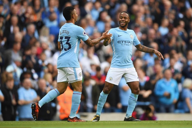  Sterling (phải) có sáu bàn tại Premier League, ngang bằng các tiền đạo như Aguero hay Jesus 