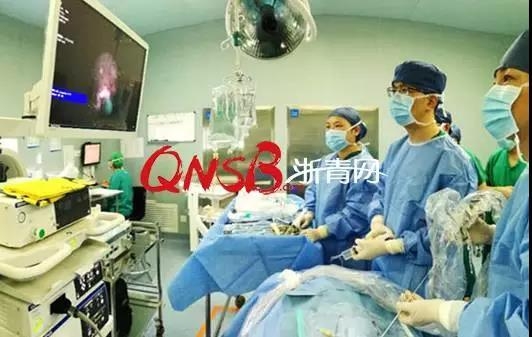  Bé trai 10 tháng tuổi bị sỏi thận do bố mẹ lười thay bỉm cho con - Ảnh 2.