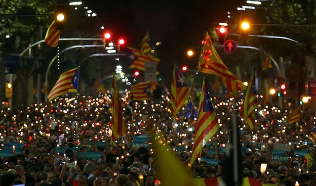  Biểu tình nổ ra sau vụ chính quyền trung ương Tây Ban Nha bắt giữ 2 lãnh đạo ly khai của Catalonia. (Ảnh: Reuters) 