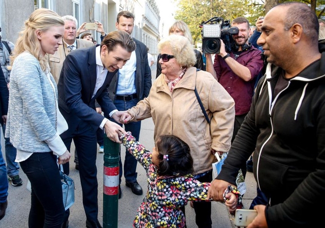  Mối quan hệ giữa ông Sebastian Kurz và bạn gái rất tốt đẹp. Cô Thier luôn theo sát người bạn đời trong suốt giai đoạn căng thẳng nhất của cuộc tranh cử và trong những sự kiện quan trọng. (Ảnh: Reuters) 