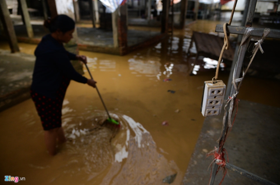 Dọn bùn đất sau 6 ngày sống trên sông hình ảnh 2 Don bun dat sau 6 ngay song tren song hinh anh 2