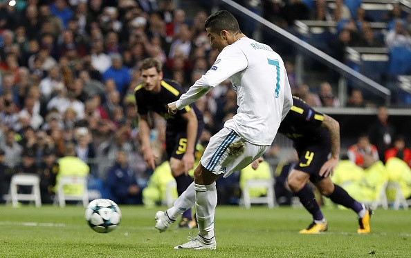 Dui dau Vertonghen, Ronaldo bi trung phat hinh anh 4