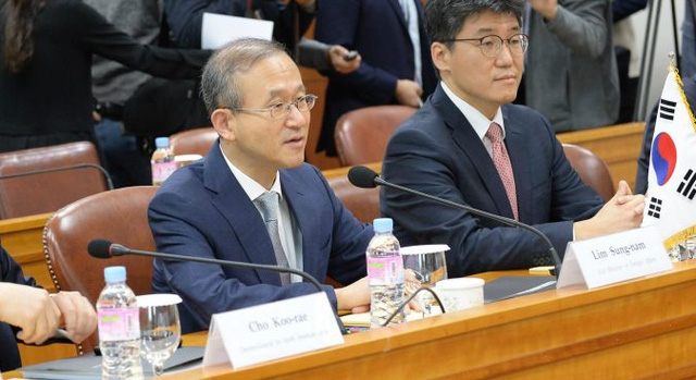  Thứ trưởng Ngoại giao Hàn Quốc Lim Sung-nam (trái). (Ảnh: Reuters) 