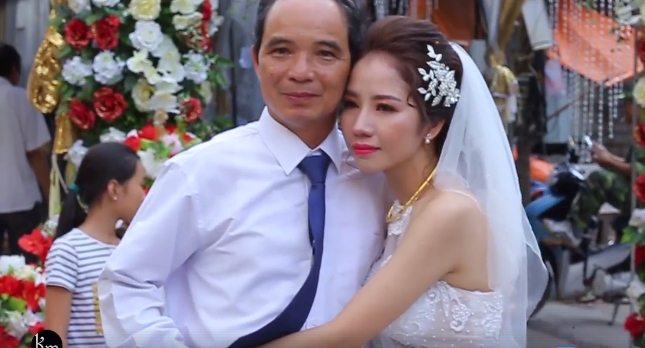 Hình ảnh khiến bất cứ cô gái nào cũng bật khóc: Cha mắt đỏ hoe, bịn rịn đưa con gái về nhà chồng - Ảnh 5.