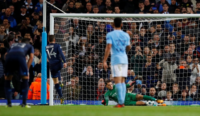 ​Mertens đá hỏng penalty, Napoli gục ngã trước M.C