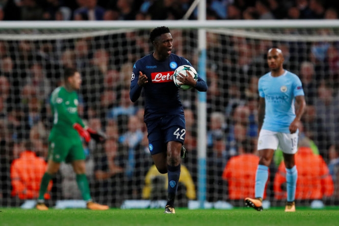​Mertens đá hỏng penalty, Napoli gục ngã trước M.C