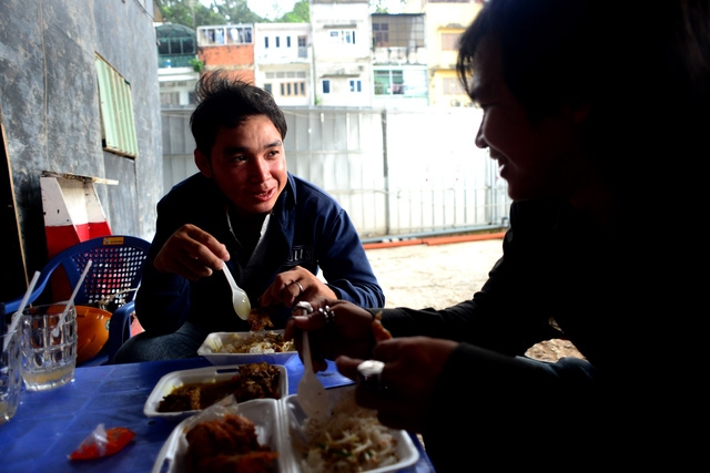 Những lúc quá thèm nói chuyện, Lợi mới leo xuống để ăn cơm cùng anh em ở công trường.