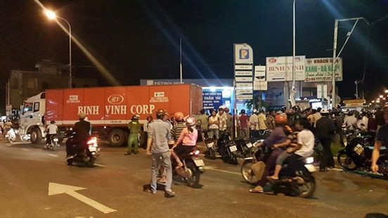 Nu sinh lop 9 di xe dap dien bi xe tai tong thiet mang hinh anh 1
