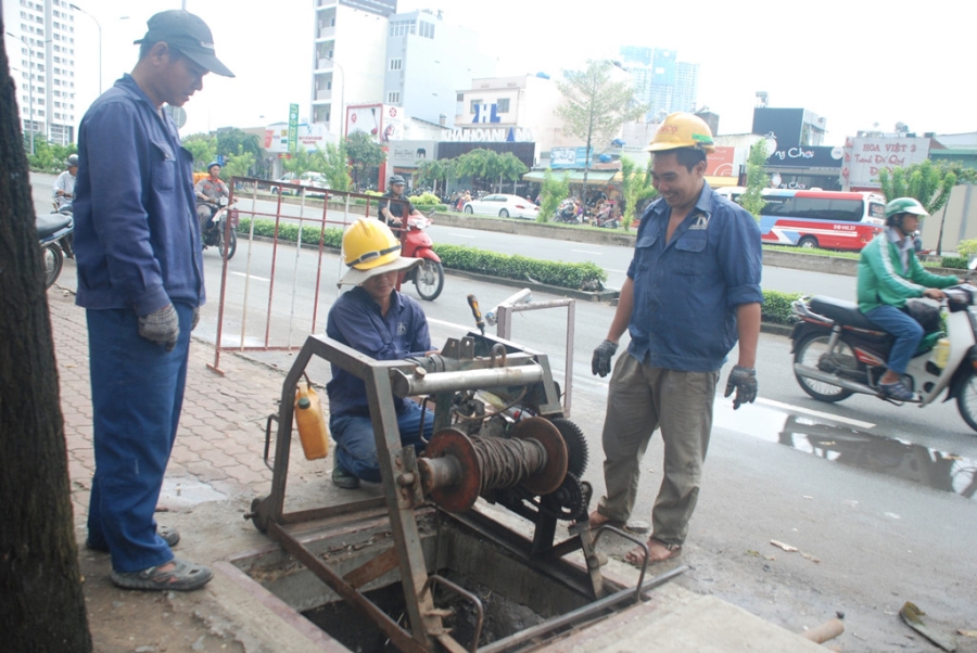 Rac day cong, Sai Gon kho thoat ngap du co 'sieu may bom' hinh anh 2