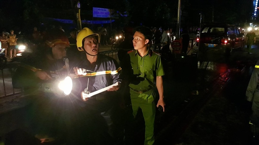 Cảnh sát bàn phương án đưa các nạn nhân bị kẹt ra ngoài. Ảnh: Trường Sơn