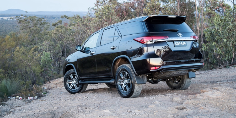 Cac phien ban Toyota Fortuner 2018 dong loat giam gia hinh anh 1