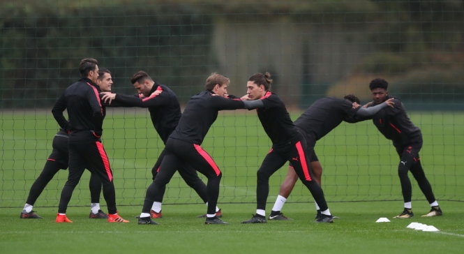 Europa League: Arsenal, Milan nên noi theo… M.U