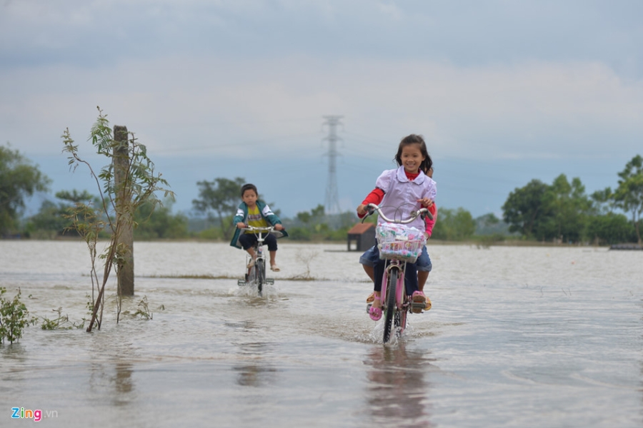 Lang ven do bi co lap ca tuan trong nuoc lu hinh anh 4