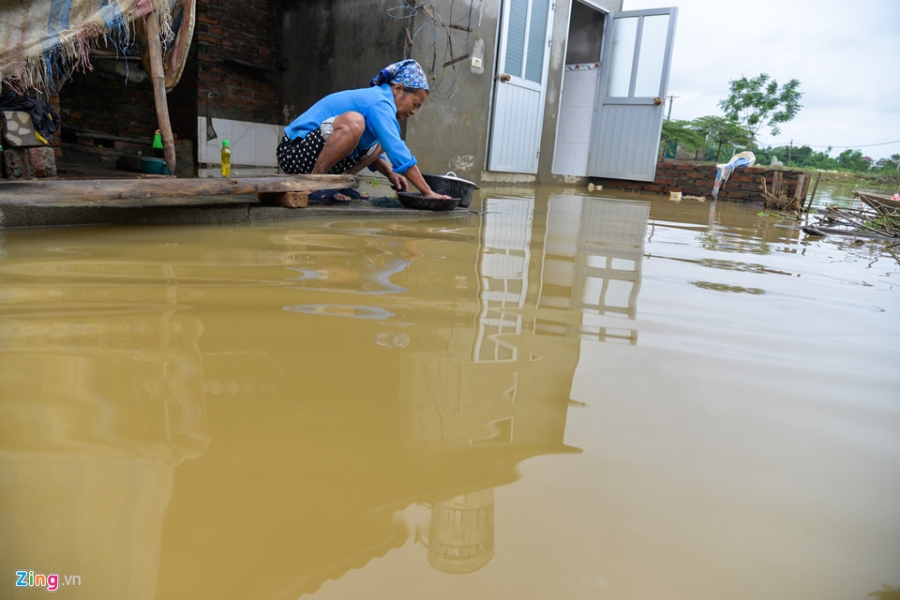Lang ven do bi co lap ca tuan trong nuoc lu hinh anh 12