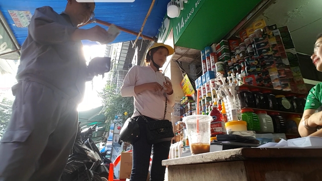 Chủ quán đồ uống cạnh cổng Trường THCS Trưng Nhị và Trường tiểu học Trưng Trắc đang vào mua đồ ở cửa hàng chuyên bán chất phụ gia tại phố Hàng Buồm (Hà Nội). Ảnh: PV 