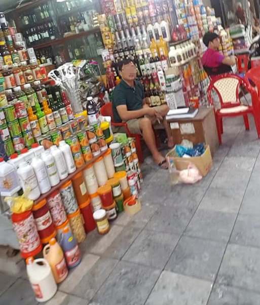  Phố Hàng Buồm bày bán nhiều loại phụ gia dùng để pha chế đồ uống với giá rẻ, không rõ nguồn gốc xuất xứ. 