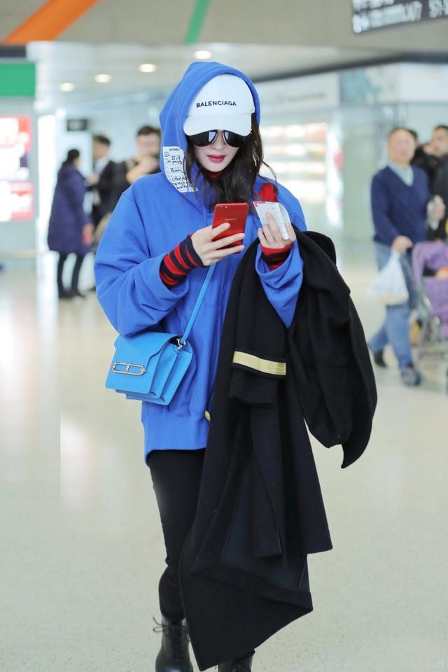 Sao Viet va the gioi dong loat lang xe non luoi trai theu logo hinh anh 4