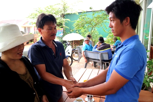 thanh-nien-cuu-hai-nu-sinh-o-song-da-nhiem-duoc-khen-thuong