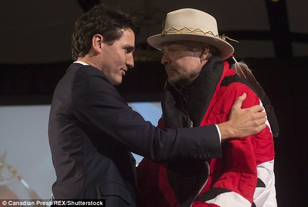  Ông Trudeau và ông Downie trong một buổi hòa nhạc năm 2006 (Ảnh: Shutterstock) 