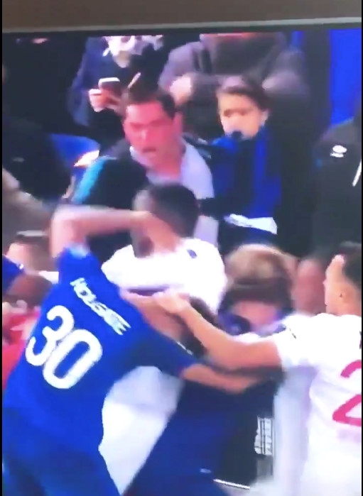 CDV Everton vua be con, vua tham gia danh cau thu Lyon hinh anh 1