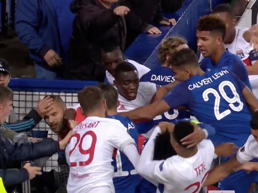 CDV Everton vua be con, vua tham gia danh cau thu Lyon hinh anh 2