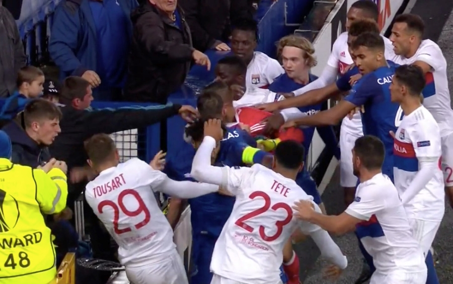 CDV Everton vua be con, vua tham gia danh cau thu Lyon hinh anh 3