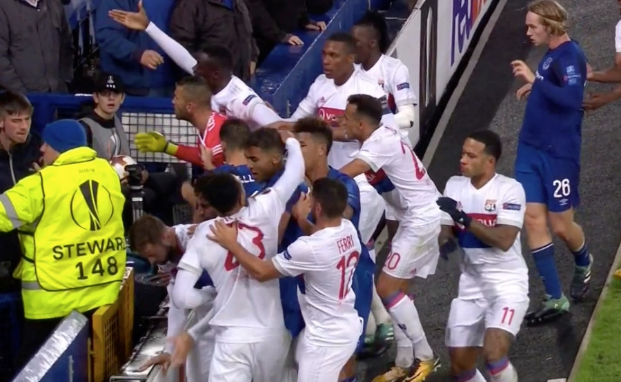 CDV Everton vua be con, vua tham gia danh cau thu Lyon hinh anh 4