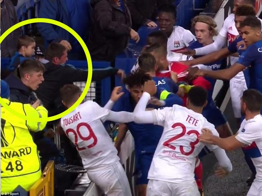 CDV Everton vua be con, vua tham gia danh cau thu Lyon hinh anh 5
