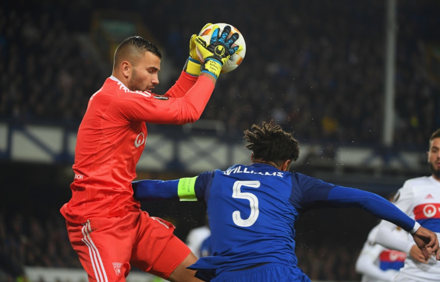 CDV Everton vua be con, vua tham gia danh cau thu Lyon hinh anh 6