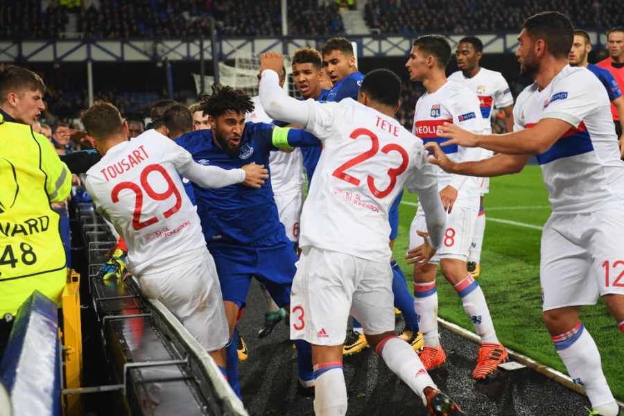 CDV Everton vua be con, vua tham gia danh cau thu Lyon hinh anh 7