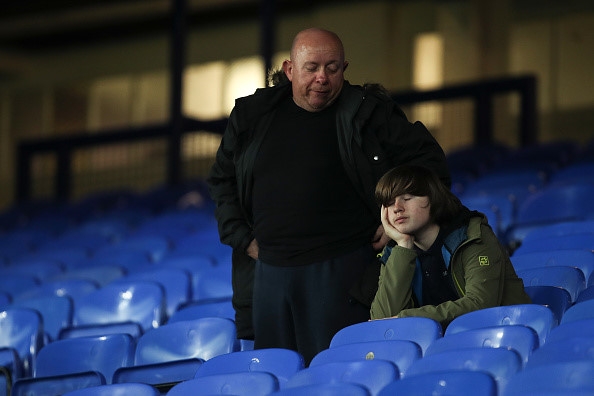 CDV Everton vua be con, vua tham gia danh cau thu Lyon hinh anh 8