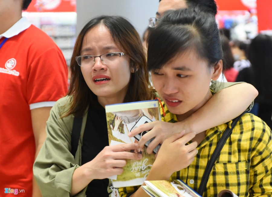 Chi gai cau be qua doi vi ung thu bat khoc khi xin chu ky Son Tung hinh anh 10