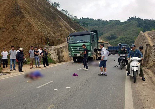 Chong tu vong, vo bi thuong nang sau va cham voi oto tai hinh anh 1