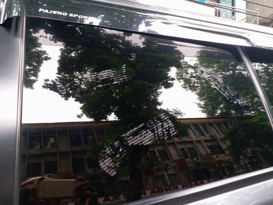 co gai dan bang ve sinh len xe o to: 