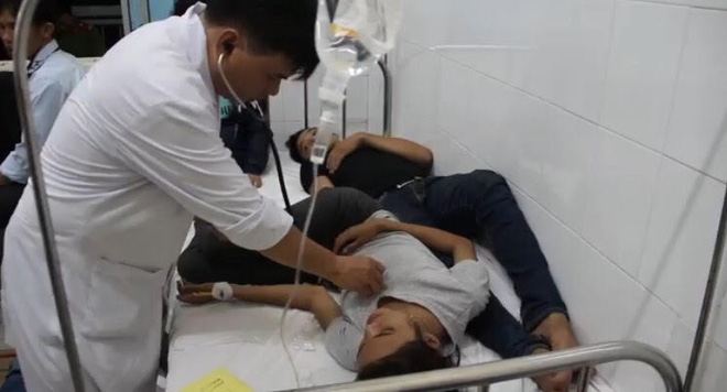 Hàng trăm công nhân đột ngột nôn ói, đau bụng, nhiều người bất tỉnh khi đến viện - Ảnh 2.